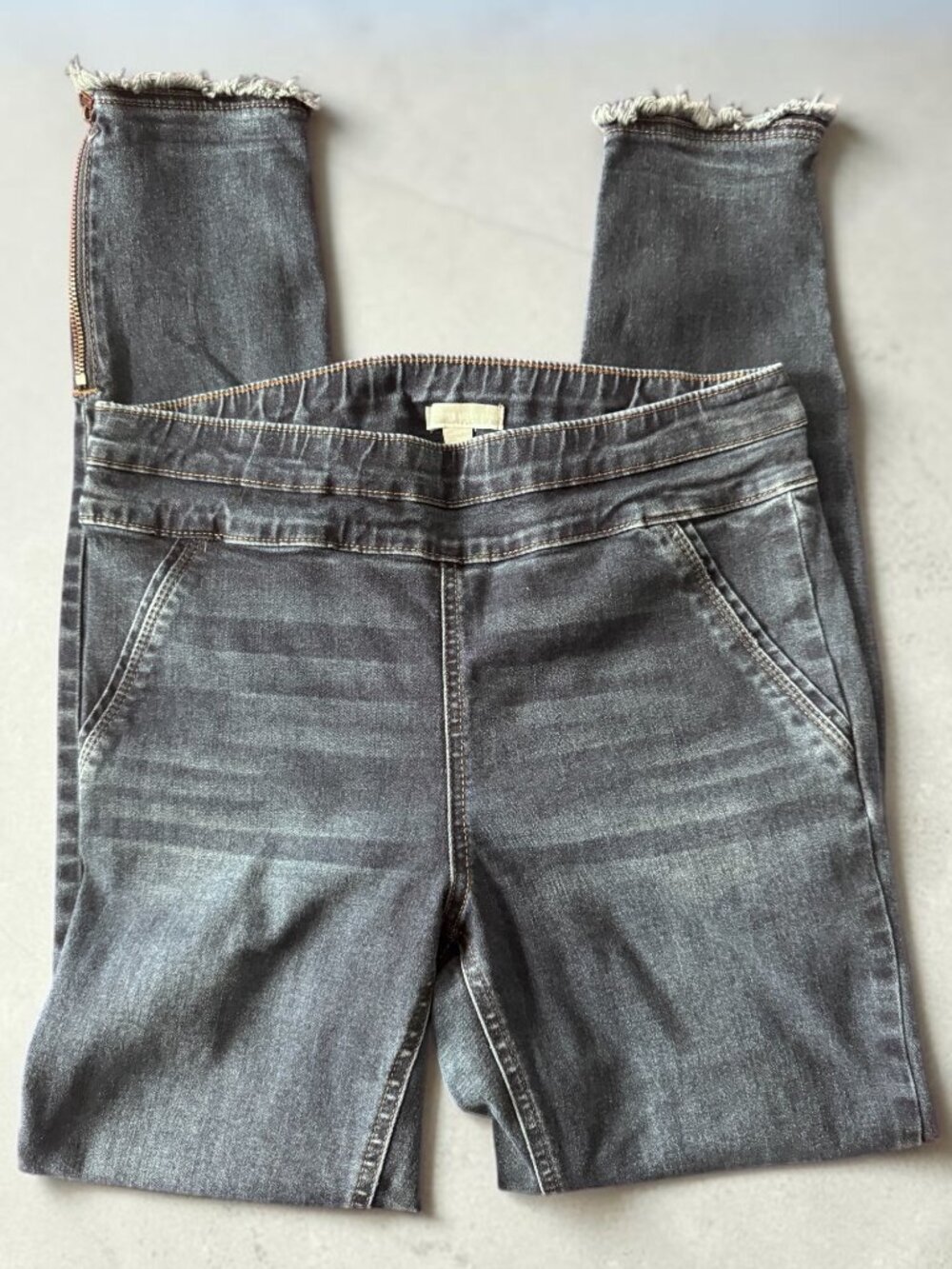 New York & Company Blue Zip‑Hem Cut‑Off Jeans Women’s Medium Raw Hem